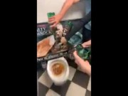 Írsky pub vylial whiskey McGregora do záchodu po jeho zbabelom správaní!